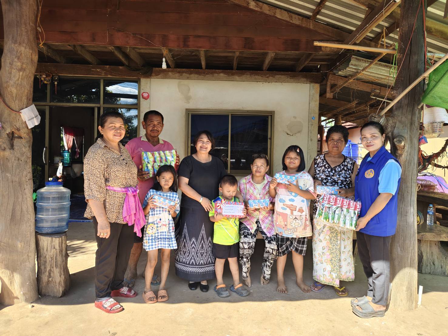 พช.เฝ้าไร่ มอบของขวัญ นมและขนม ให้เด็กในอุปการะของกองทุนพัฒนาเด็กชนบท ในพระราชูปถัมภ์สมเด็จพระเทพรัตนราชสุดาฯ สยามบรมราชกุมารี